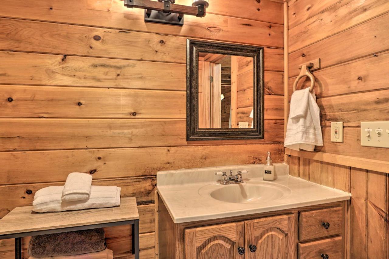 Cabin With Hot Tub And Deck, 3 Mi To Pigeon Forge Sevierville Exterior photo
